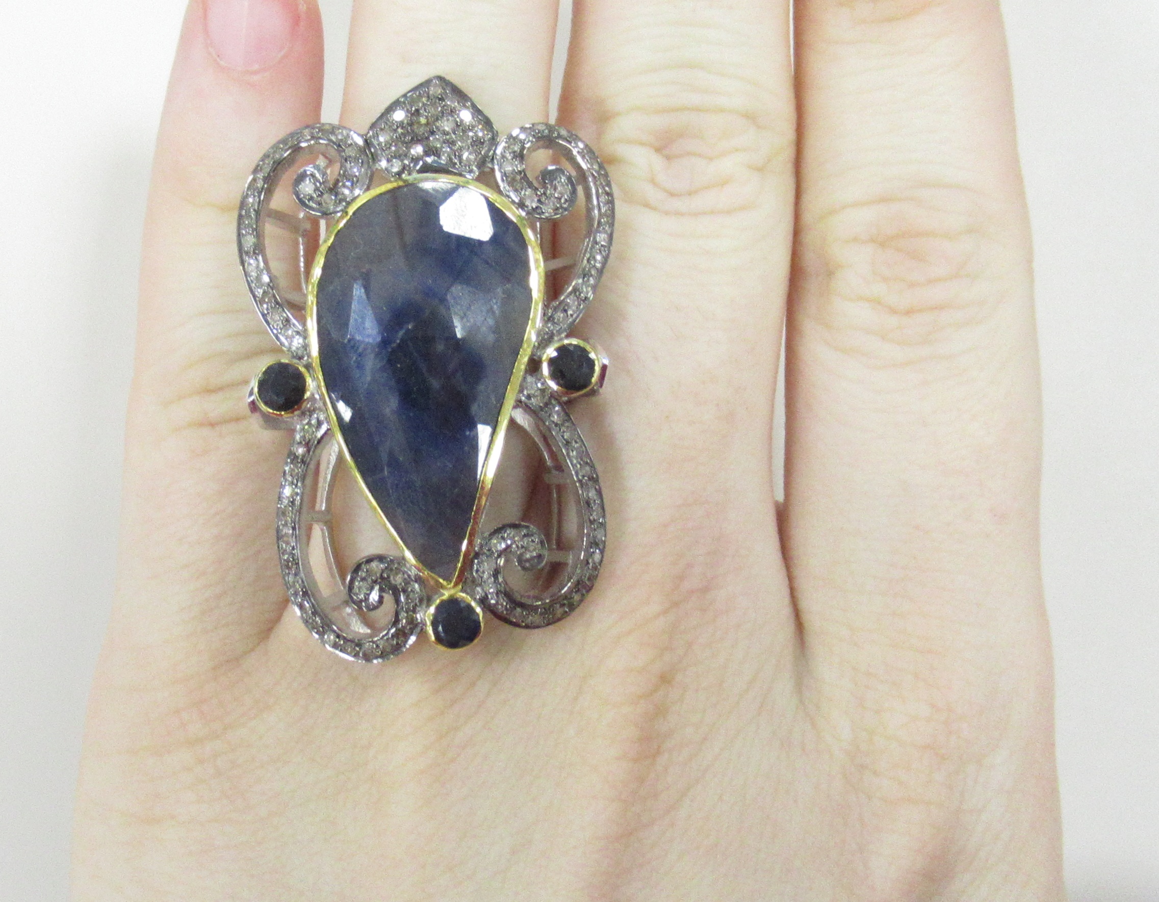 Серебряное кольцо с корундом